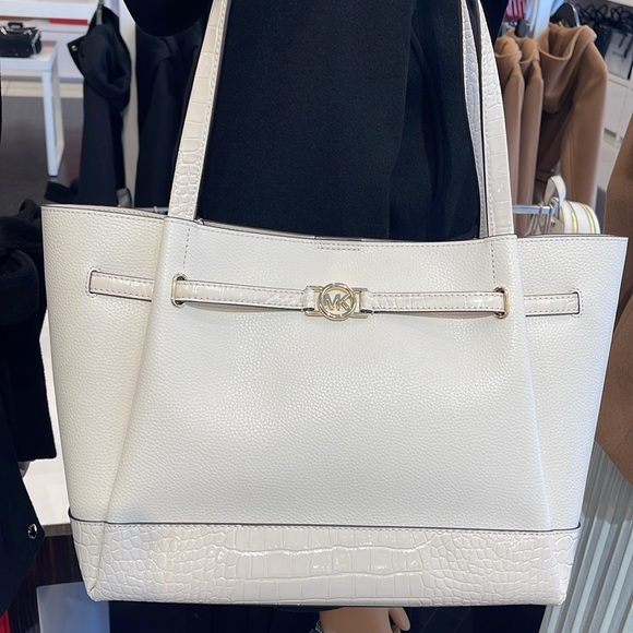 MICHAEL KORS
Reed Large Leather Belted Satchel Shoulder Tote Handbag
Lt Cream - Picture 4 of 16